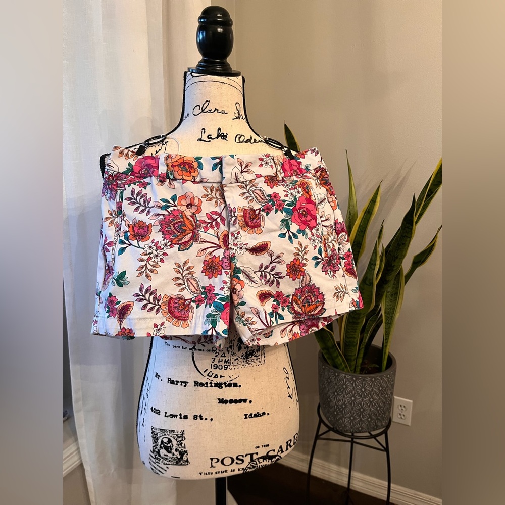 Colorful floral Ana shorts size 6